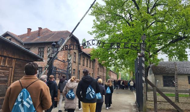 Studenten herdenken in Auschwitz 
