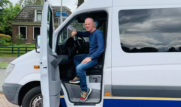 Maarten als chauffeur in rolstoelbus