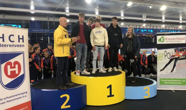 Studenten van Firda Heerenveen bouwen podium voor Thialf