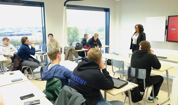 Politici op bezoek bij Firda: vooral in gesprek met studenten