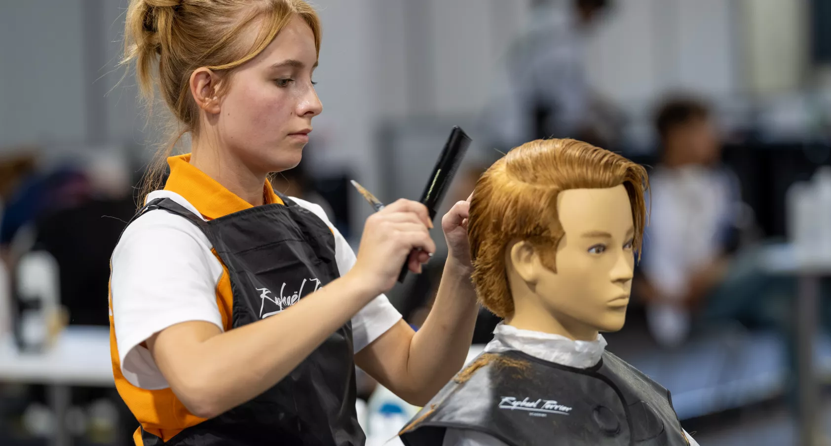 Studente Anouk in actie tijdens WorldSkills in Lyon voor Firda 