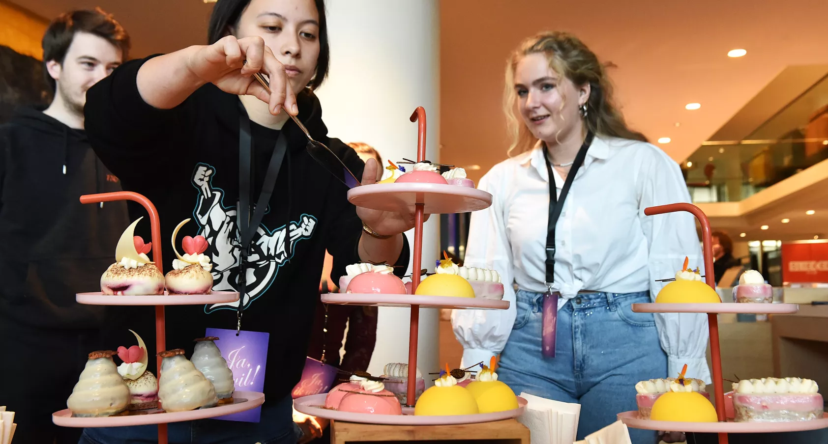 Bruidstaartjes Firda-studenten oogsten bewondering in Fries Museum