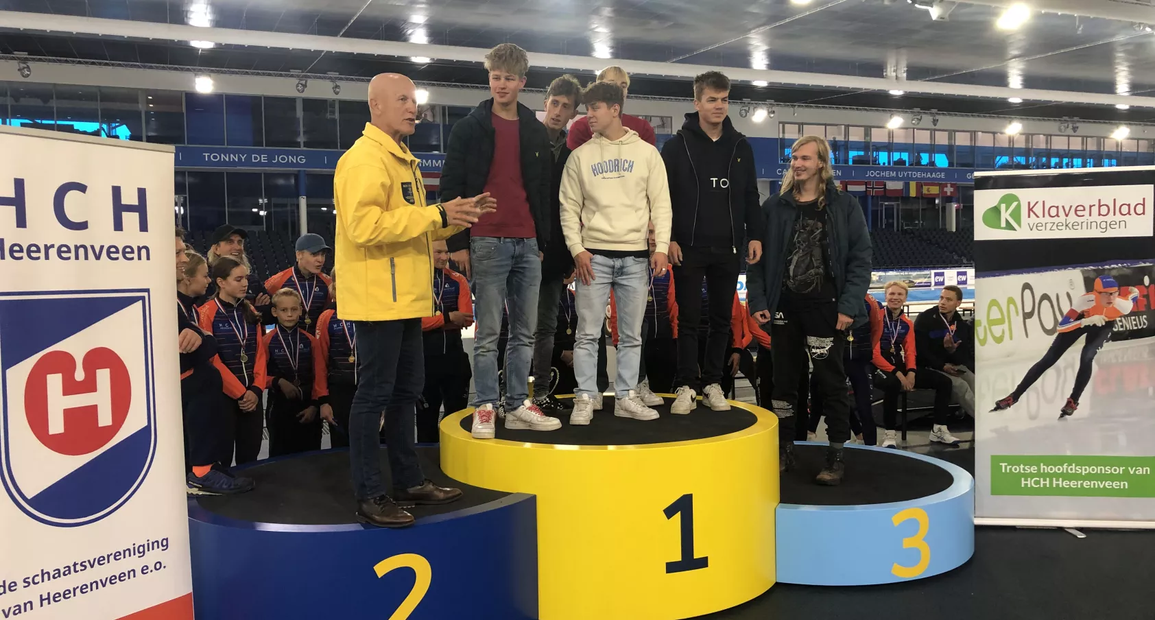 Studenten van Firda Heerenveen bouwen podium voor Thialf